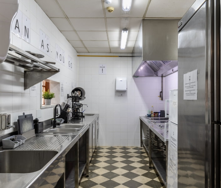 Cocina industrial con electrodomésticos y menaje a disposición de los huéspedes