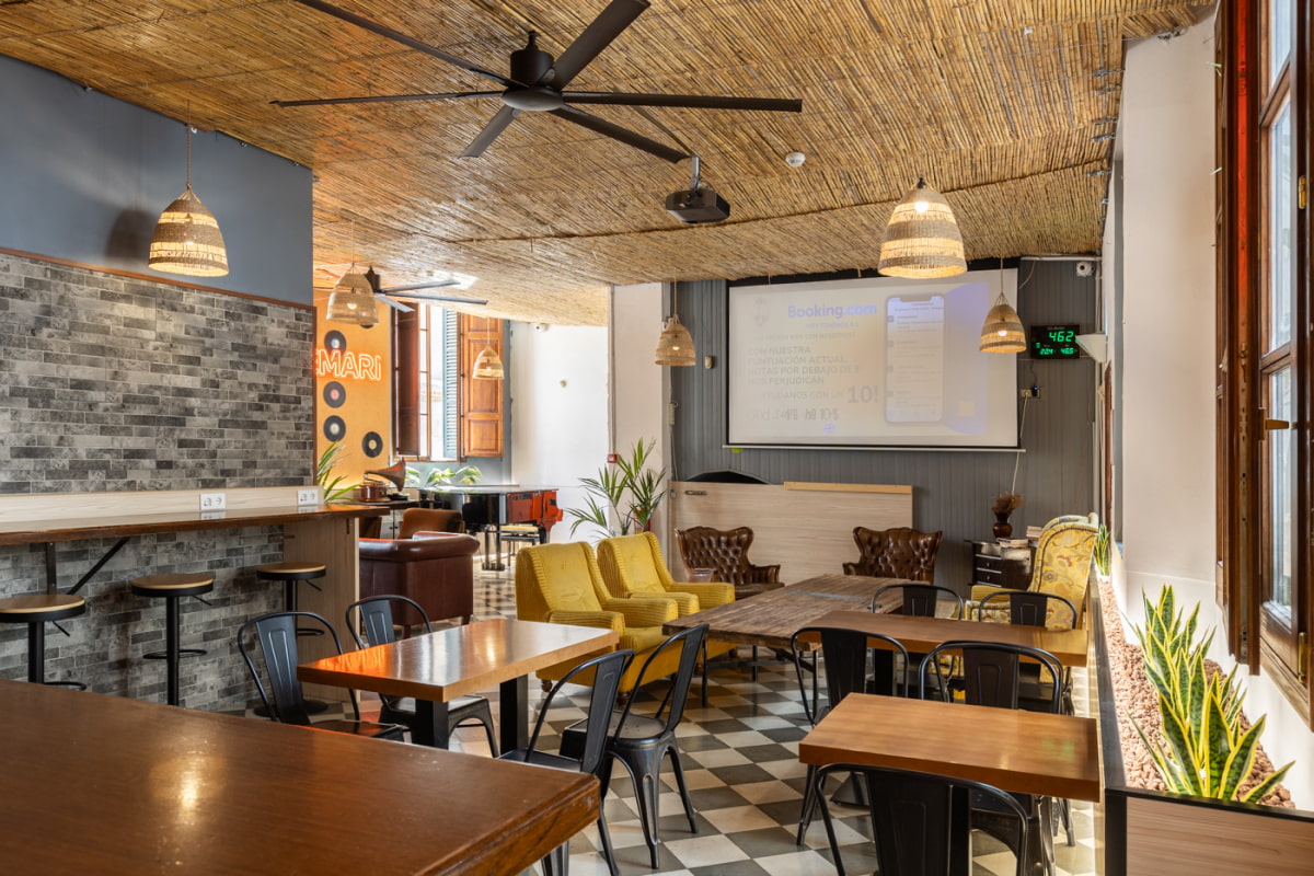 Zona de estar con sofás y decoración moderna en el hostel