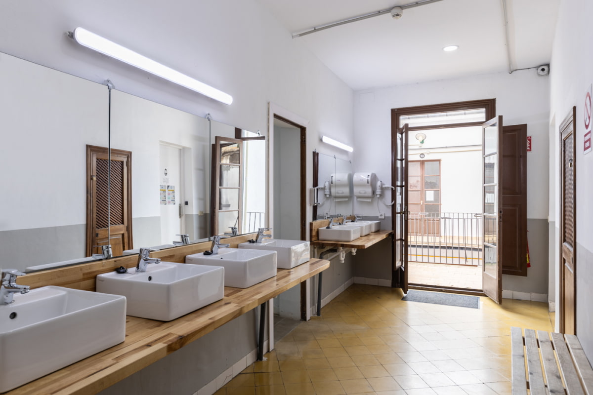 Zona de espejos y lavabos en nuestro baño compartido