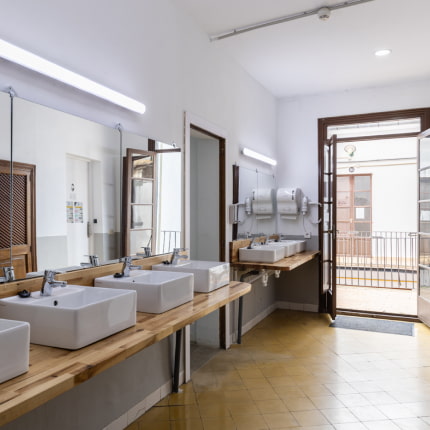 Zona de espejos y lavabos en nuestro baño compartido