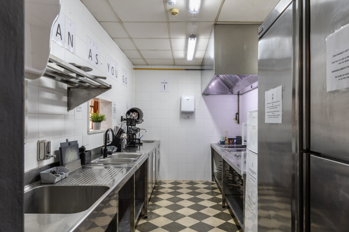 Cocina industrial con electrodomésticos y menaje a disposición de los huéspedes