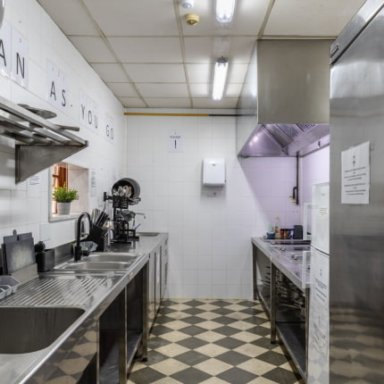 Cocina industrial con electrodomésticos y menaje a disposición de los huéspedes