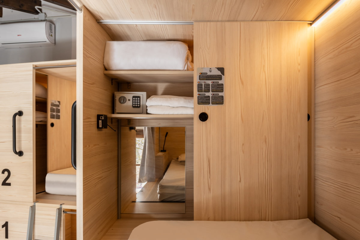 Caja fuerte, espejo y luz privada en cada una de las camas del hostel