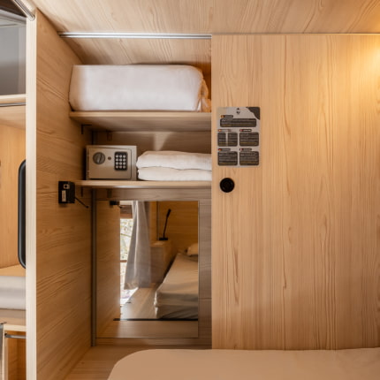 Caja fuerte, espejo y luz privada en cada una de las camas del hostel