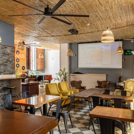Zona de estar con sofás y decoración moderna en el hostel
