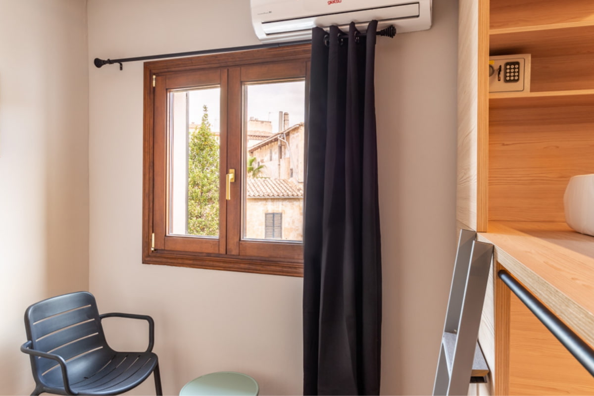 Habitacion compartida,con aire acondicionado y vistas a la  Plaza Jose Maria Cuadrado