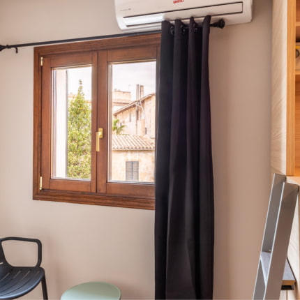 Habitacion compartida,con aire acondicionado y vistas a la  Plaza Jose Maria Cuadrado