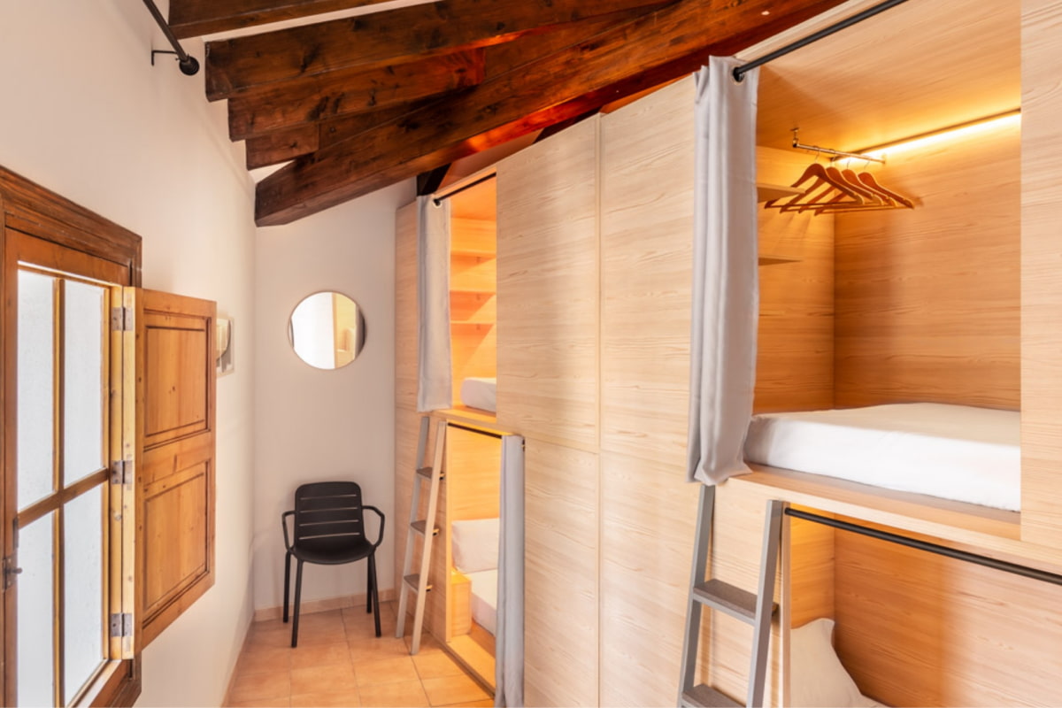 Camas en dormitorio compartido de nuestro hostel en Palma de Mallorca