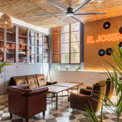 Moderno espacio común con sillones en El Josemari Youth Hostel