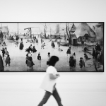 Persona pasando por delante de un cuadro en un museo