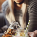 Chica tomando algo en un bar